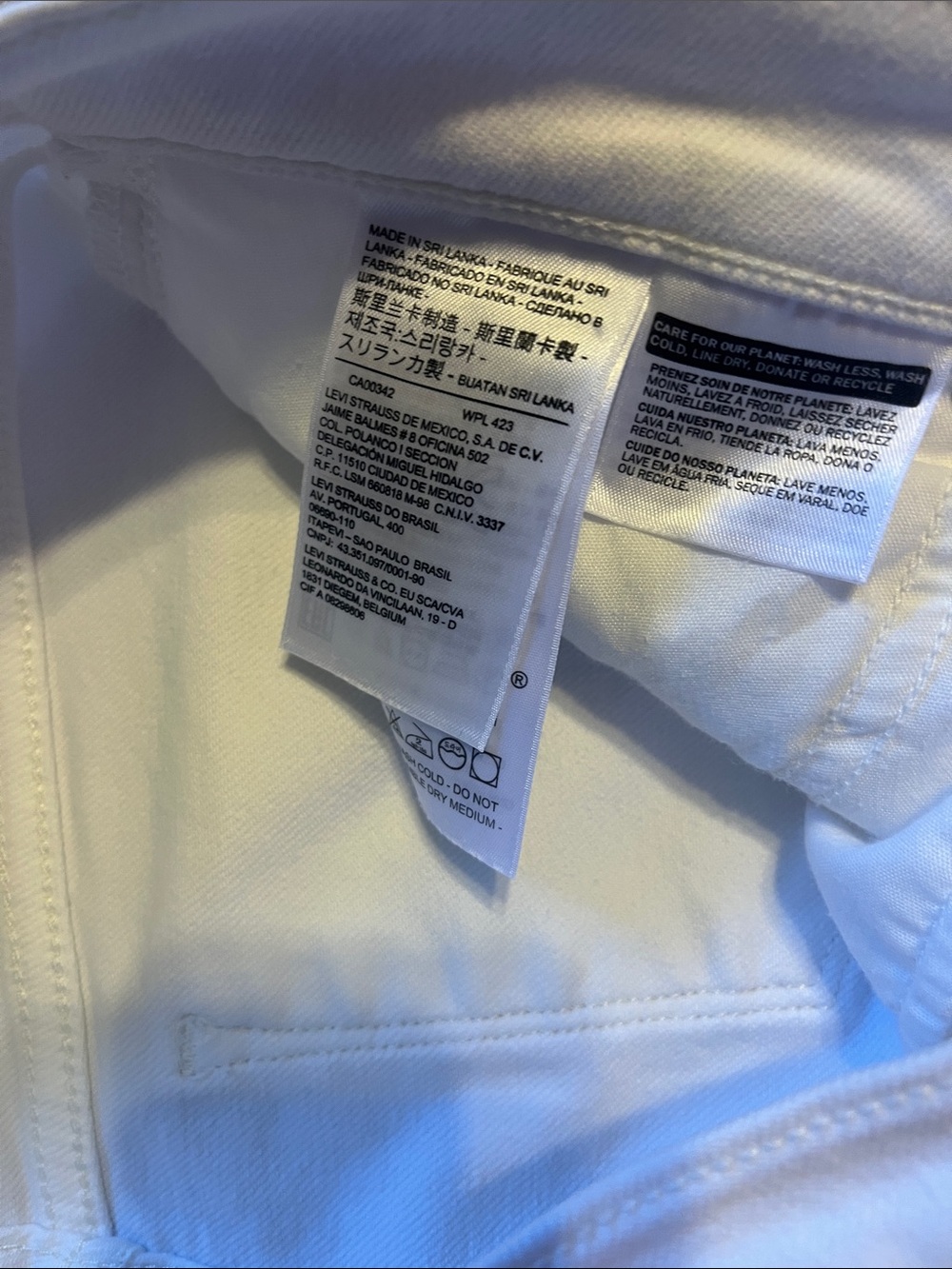 Levi's White Cropped Capri Jeans - Picture 3 of 8